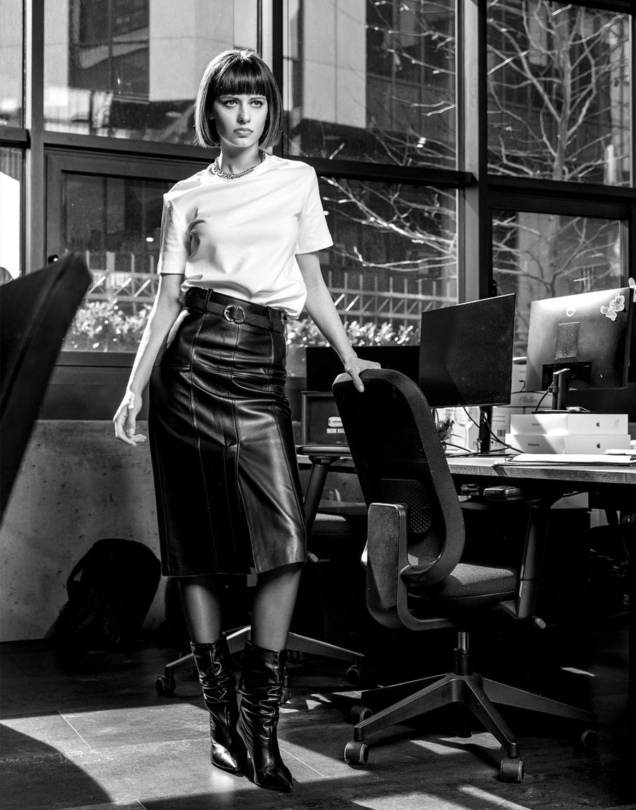 Дамска кожена пола с предна цепка и дължина под коляното